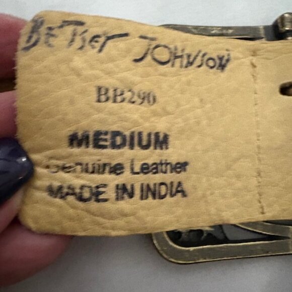 Betsey Johnson leather belt with ribbon detail. - Picture 4 of 4